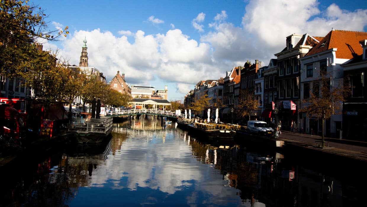 leiden river runing through the city